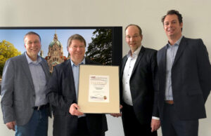Bereichsleiter SAM, Oliver Schäpe (ganz rechts), überreicht das U-S-C SAM Zertifikat an die Verantwortlichen der Landeshauptstadt Hannover (von links nach rechts: Herr Kropp, Herr Rackow und Bereichsleiter Herr Vogel) als Compliance Nachweis für Microsoft und Wirtschaftsprüfer